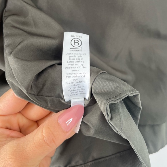 Athleta Surto Waterproof Jacket in Mountain Olive Green Size XXSmall - Picture 10 of 13